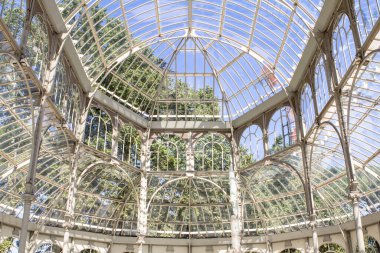 İspanya 'nın Madrid kenti Parque del Buen Retiro' da bulunan Palacio de Cristal 'in içi.