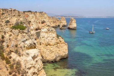Portekiz 'in Algavre kıyısındaki Ponta da Piedade kayalıklarının güzel manzarası