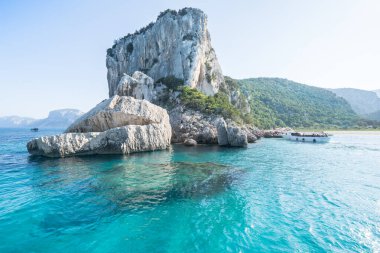İtalya, Sardinya 'daki Orosei Körfezi' ndeki ünlü Cala Luna plajı.