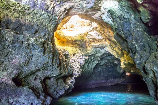ポルトガルのポンタ ピエデデの洞窟内のボートツアー — ストック写真