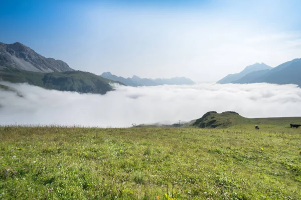 Alpy Latem Mgle Pobliżu Saint Anton Austria — Zdjęcie stockowe