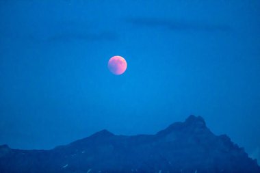 Güzel güneş tutulması dağların üzerinde