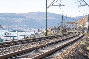 Ruedesheim, Almanya 'da güneşli bir sonbahar gününde demiryolları