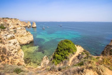 Portekiz 'in Algavre kıyısındaki Ponta da Piedade kayalıklarının güzel manzarası
