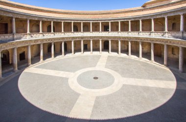 Alhambra, Round Patio Nasrid tahkimatı ve İspanya 'nın Granada, Granada, Endülüs Sarayı' nın çift katlı sütununun içinde.
