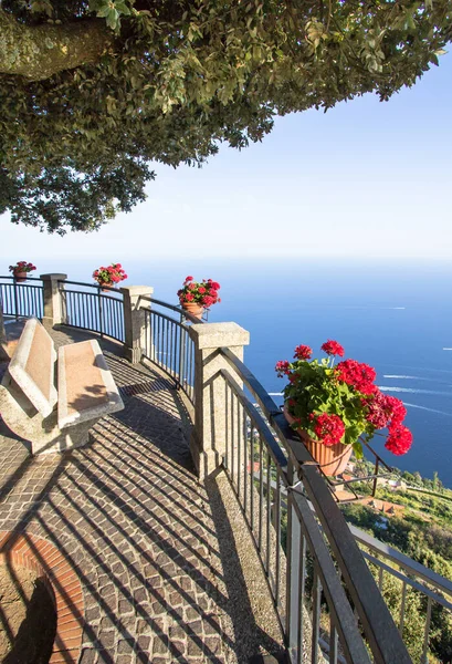 Kwiaty Poręczach Miejscowości Pogerola Wybrzeże Amalfi Włochy — Zdjęcie stockowe