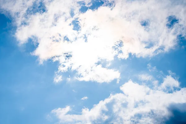 Prachtige Blauwe Lucht Veel Kleine Witte Wolken Zonnige Dag — Stockfoto