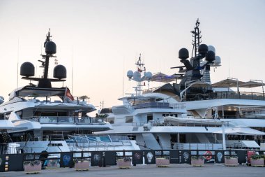 Porto Cervo, Sardinya, İtalya 'da demirli lüks yatlar