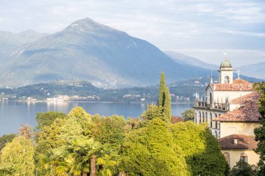 Scenic view güzel lake maggiore arasında dağlar, İtalya