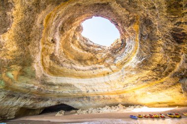Benagil 'in Praia de Benagil' deki Benagil Mağarası, Benagil Sahili, Algarve, Portekiz