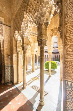 Arap tarzında güzel kemerler Alhambra Granada 'daki Aslanların avlusunda, Endülüs, İspanya