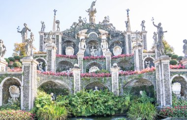 Isola Bella, Lago Maggiore, Piedmont, İtalya 'daki ünlü Palazzo Borromeo' nun bahçesindeki çeşme.