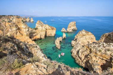 Portekiz 'in Algavre kıyısındaki Ponta da Piedade kayalıklarının güzel manzarası