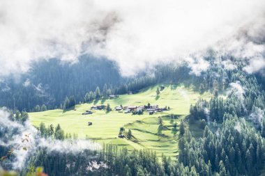 İsviçre 'nin Davos kenti yakınlarındaki İsviçre Alplerinde ılıman yaz manzarası