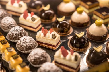 Şekerci dükkanının vitrinindeki şekerler