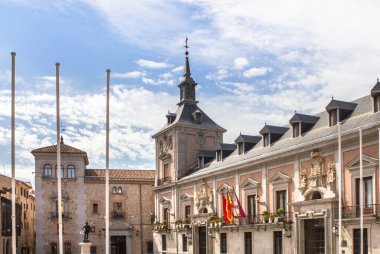 İspanya 'nın Madrid şehrinde geleneksel tarzda güzel hükümet binaları
