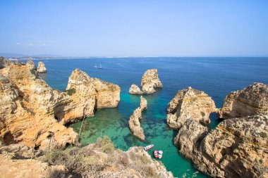 Portekiz 'in Algavre kıyısındaki Ponta da Piedade kayalıklarının güzel manzarası