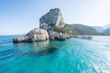 İtalya, Sardinya 'daki Orosei Körfezi' ndeki ünlü Cala Luna plajı.