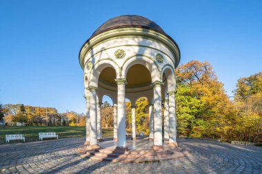 Wiesbaden 'deki bir sonbahar parkında Neroberg' deki Monopteros manzarası