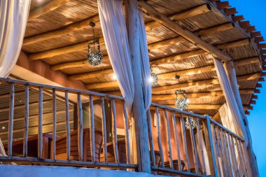 Akşamları Porto Cervo 'da lüks restoran terası, Sardunya, İtalya