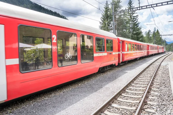 Tren Rojo Regional Suizo Llega Estación Davos Wiesen Suiza — Foto de Stock