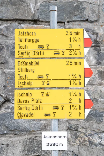 Bright Yellow Signpost Dans Les Montagnes Jakopbshorn Suisse — Photo