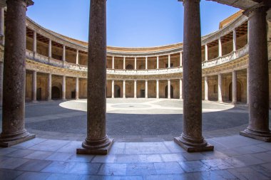Alhambra, Round Patio Nasrid tahkimatı ve İspanya 'nın Granada, Granada, Endülüs Sarayı' nın çift katlı sütununun içinde.