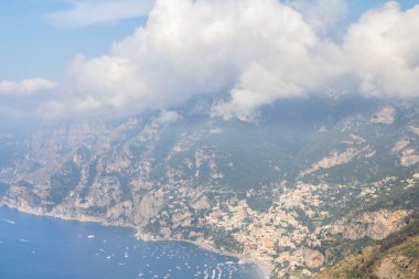 Positano şehri yakınlarındaki Tanrıların Yolu 'ndan Amalfi Sahili' ne panoramik manzara