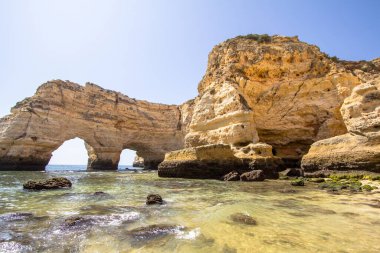 Portimao, Algarve bölgesindeki Praia Marinha 'nın en iyi manzarası, Portekiz