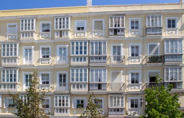 Cadiz, Endülüs, İspanya sokaklarındaki geleneksel İspanyol binaları