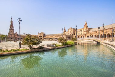 İspanya, Endülüs 'teki Seville Plaza de Espana' nın merkez meydanında güzel bir kanal.