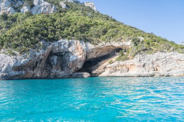 İtalya, Sardinya 'daki Orosei Körfezi' nin ünlü kayalık doğu kıyısında.