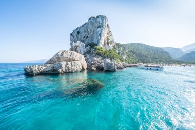 İtalya, Sardinya 'daki Orosei Körfezi' ndeki ünlü Cala Luna plajı.