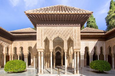 Arap tarzında güzel kemerler Alhambra Granada 'daki Aslanların avlusunda, Endülüs, İspanya