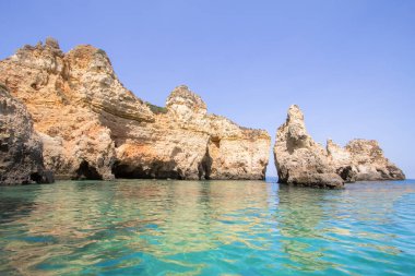 Portekiz 'in Algavre kıyısındaki Ponta da Piedade kayalıklarının güzel manzarası