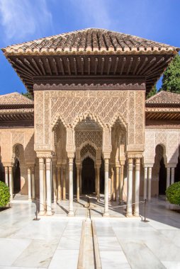 Arap tarzında güzel kemerler Alhambra Granada 'daki Aslanların avlusunda, Endülüs, İspanya
