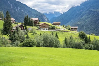 İsviçre, Davos yakınlarındaki Swissalps 'ta yaz manzarası