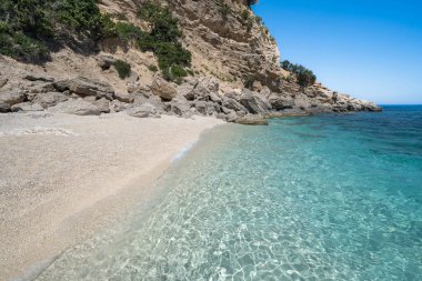 İtalya 'nın Sardunya Körfezi' ndeki ünlü Cala Gabbiani plajı.
