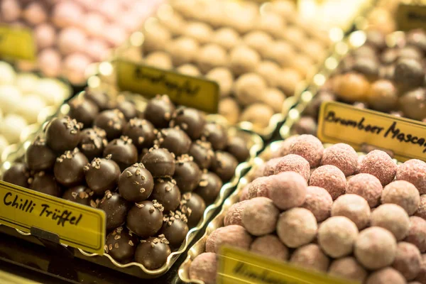 Dolci Sulla Vetrina Del Negozio Caramelle — Foto Stock