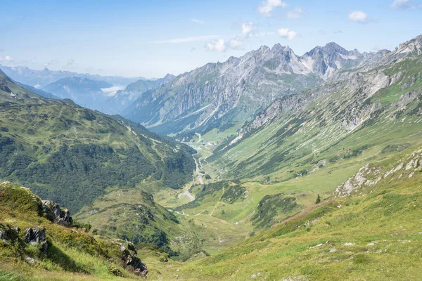 Zielone Łąki Szczyty Górskie Alpach Szwajcarskich — Zdjęcie stockowe