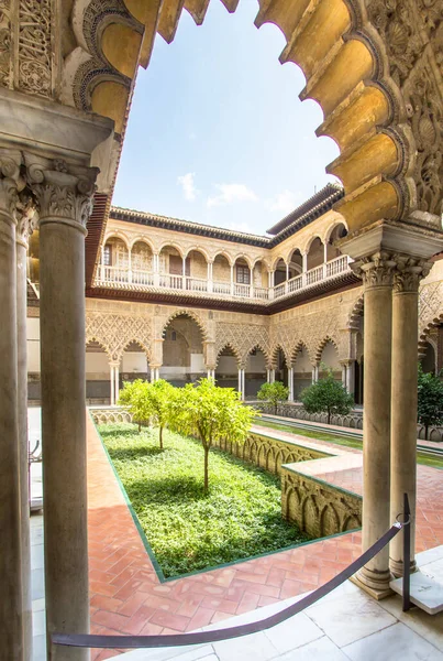 Спокойный Зеленый Сад Patio Las Doncellas Королевском Дворце Севиль Испания — стоковое фото