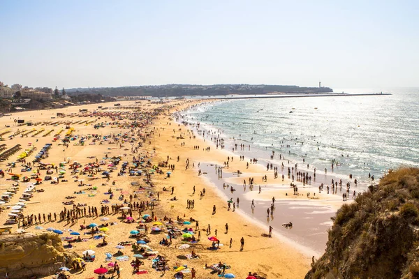 ポルトガルのポルティマン島ロチャビーチの人気のある都市のビーチ — ストック写真