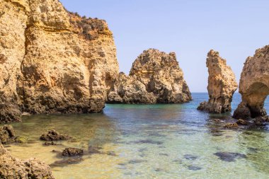 Portekiz 'in Algavre kıyısındaki Ponta da Piedade kayalıklarının güzel manzarası