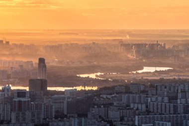 Moskova şehrinin gün batımında Moskova 'daki iş merkezinin gözlem platformundan gökyüzü manzarası.