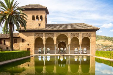 Bayanlar Kulesi (Torre de las Damas) ve Granada, Endülüs, İspanya 'daki Alhambra' daki Portal Bahçeleri