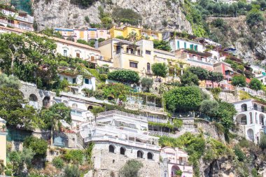 İtalya 'nın Positano, Amalfi kıyı şeridi kentindeki binaların manzarası