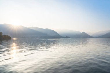 İtalya 'da gün batımında ünlü Lago Gölü Maggiore manzarası