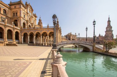 Seville Plaza de Espana 'nın merkez meydanındaki köprüler, Endülüs, İspanya