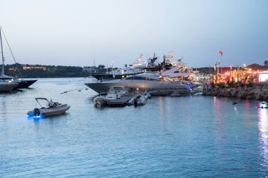 Lüks yatlar akşam Porto Cervo 'da demirlemiş, Sardunya, İtalya