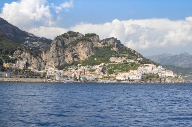 Praiano şehrinin panoramik manzarası ve tekneden gelen koy, Campania bölgesi, Amalfi sahili, İtalya